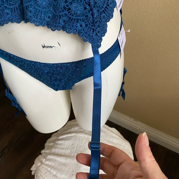 NEW Fredericks of Hollywood Garter set - Picture 5 of 7